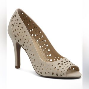 ADRIENNE VITTADINI Garavan Pump In Cream 3.5” heel shoes cutout design Size 8.5